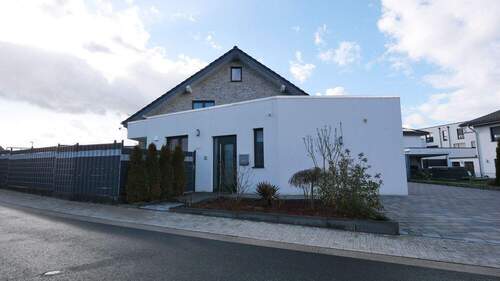 Blick von der Strasse - 8 Zimmer Einfamilienhaus in Bad Wünnenberg
