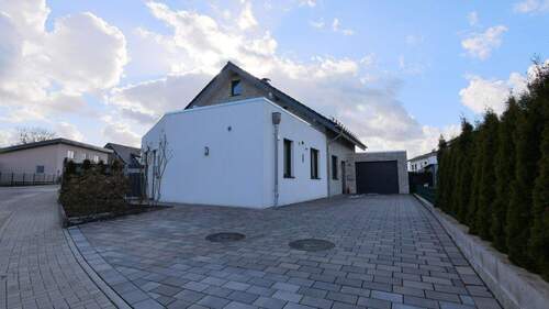 Einfahrt zur Garage - Einfamilienhaus mit 214,00 m&sup2; in Bad Wünnenberg zum Kaufen