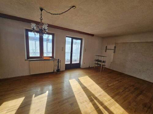 Wohnzimmer - 5 Zimmer Mehrfamilienhaus, Wohnhaus zum Kaufen in Aham