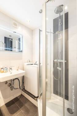 Mit Dusche und Waschmaschine - 