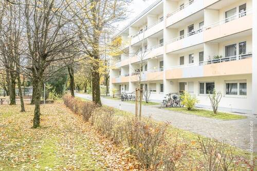 Blick auf den Hauseingang - Etagenwohnung mit 33,60 m² in München zum Kaufen