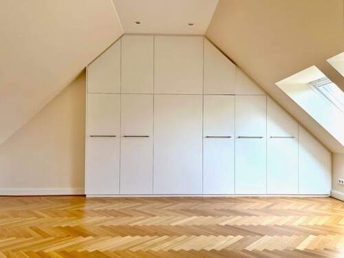 Schlafzimmer mit Einbauten - 