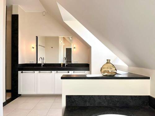 Masterbad mit Wanne und Dusche - Etagenwohnung mit 171,00 m² in Düsseldorf zur Miete