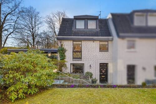 Hausansicht - Ahrensburger Perle! Doppelhaushälfte mit tollem Grundriss in familienfreundlicher Lage