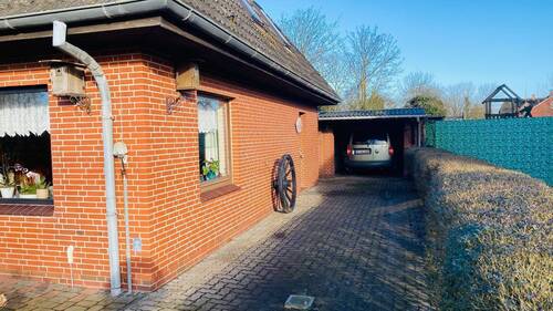 gepflasterte Auffahrt zum Carport - 5 Zimmer Einfamilienhaus in Dagebüll