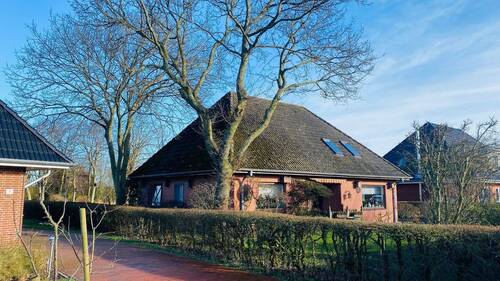 Einzäunung durch eine Hecke - Einfamilienhaus mit 150,00 m&sup2; in Dagebüll zum Kaufen