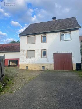 Ansicht mit Garage - 7 Zimmer Einfamilienhaus zum Kaufen in Ludwigsau