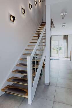 tolle gerade Treppe - 5 Zimmer Einfamilienhaus zum Kaufen in Narsdorf