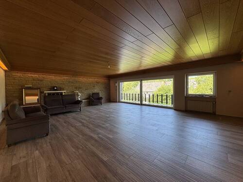 Wohnzimmer mit Zugang zum Balkon - Einfamilienhaus mit 164,00 m² in Fell zum Kaufen