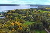 Luftaufnahme mit Blick nach Süden - 1,3 ha Grünland mit direktem Seeblick auf die Müritz