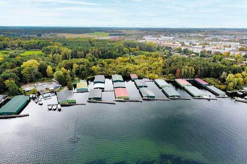 Luftaufnahme mit Blick nach Westen - Grundstück zum Kaufen in Waren (Müritz)
