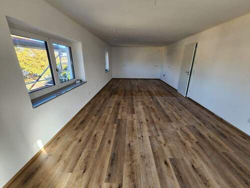 Wohnzimmer mit offener Küche - 4 Zimmer Etagenwohnung zur Miete in Königsbrunn