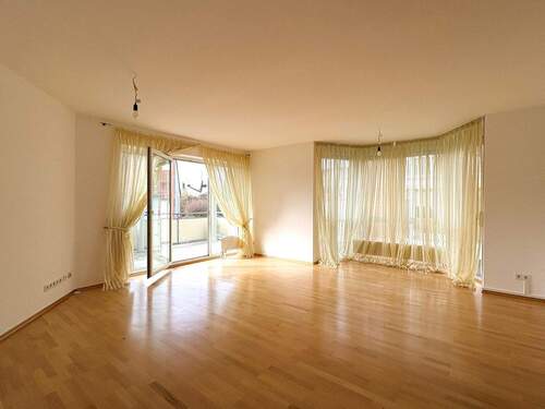 Geräumiges Wohnzimmer - 4 Zimmer Etagenwohnung zur Miete in Göttingen