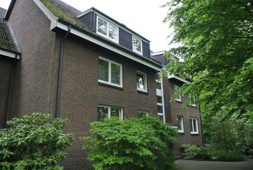 Hausansicht (Front) - Wunderschöne Dachgeschosswohnung in Rissen