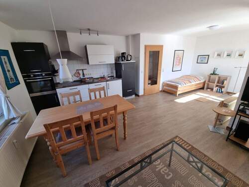 Wohnbereich mit Küche - 2 Zimmer Etagenwohnung in Ummanz