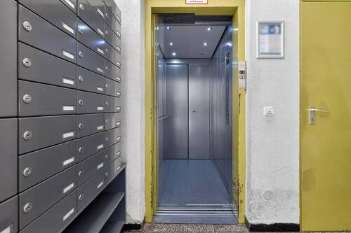 Aufzug und Briefkastenanlage - 