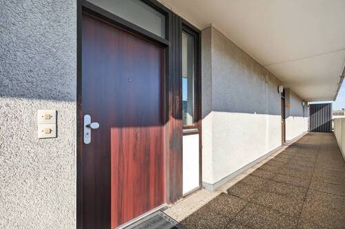 Laubengang, Zugang Wohnung - 2 Zimmer Etagenwohnung zum Kaufen in Karlsruhe