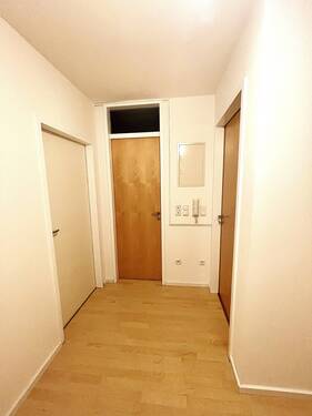 Diele - Zugang zum Wohn- und Schlafzimmer und Bad - 