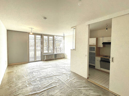 Wohnzimmer mit Zugang zur Küche - 