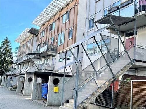 Wohnstraße: Zugang zu den einzelnen Wohnungen - 2 Zimmer Etagenwohnung zum Kaufen in Waldkraiburg