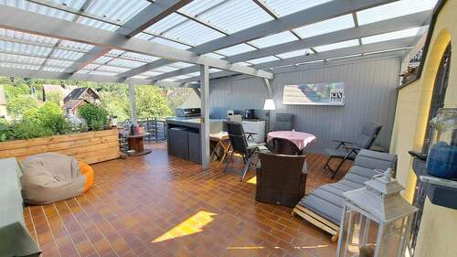 Überdachte Terrasse mit Zugang zum Hof - 