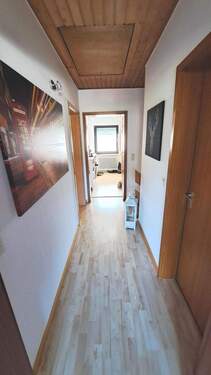 Flur im Dachgeschoss mit Zugang zum Dachspitz - 