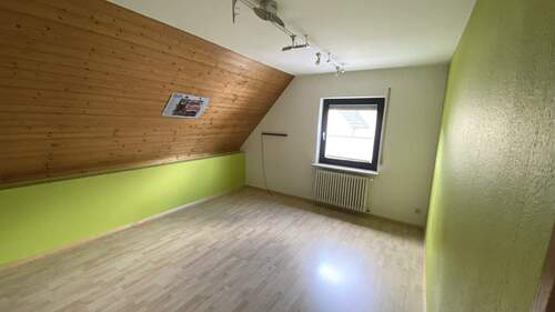 Zimmer im Dachgeschoss - 