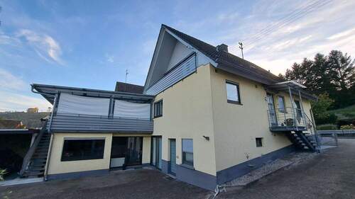 Hofseite mit Eingang Einliegerwohnung - 6 Zimmer Einfamilienhaus zum Kaufen in Lahr