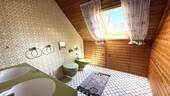 großes WC im Obergeschoss (Umbau zum zweiten Tageslichtbad möglich) - 