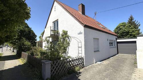 Hausansicht mit Garage - 