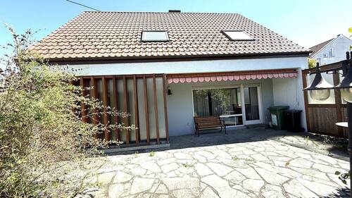 Hausansicht mit Terrasse - 4 Zimmer Einfamilienhaus zum Kaufen in Ravensburg