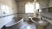 Tageslichtbad mit Dusche und Badewanne - 
