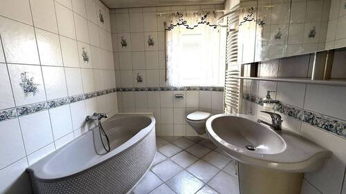Tageslichtbad mit Dusche und Badewanne - 