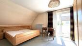 großes Schlafzimmer mit Balkon - 