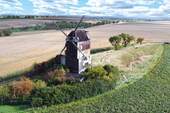 Luftaufnahme Frontansicht rechts - Ehemalige Windmühle - 17.000,00 EUR Kaufpreis, ca.  350,00 m² Wohnfläche
