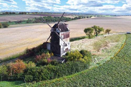 Luftaufnahme Frontansicht rechts - Ehemalige Windmühle - 17.000,00 EUR Kaufpreis, ca.  350,00 m² Wohnfläche