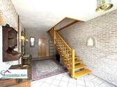 Diele mit Treppe zum OG - 6 Zimmer Einfamilienhaus in Merzkirchen