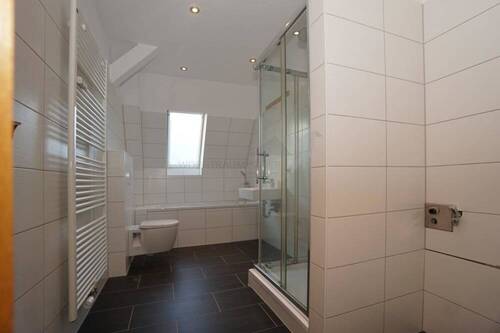 Badezimmer mit Dusche, Wanne und WM-Stellplatz - 