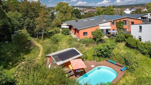 Gartenseite, mit Pool & Sauna - Einzigartiges Mehrgenerationen-Anwesen: 2-3 Wohnungen, Halle & Büros, Pool & Naturidyll, Ortsrand