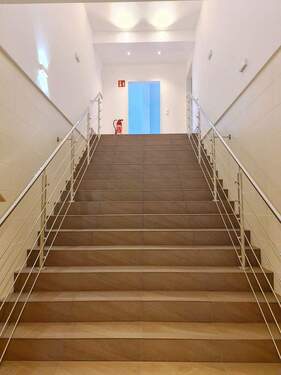 Treppenaufgang zu Büroflächen OG - 1 Zimmer Büro zur Miete in Seevetal