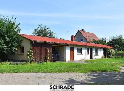 ...linker Hand da Garagengebäude - 5 Zimmer Mehrfamilienhaus, Wohnhaus in Werben (Elbe)