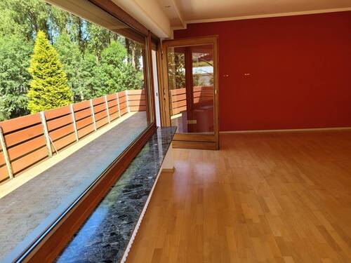 Wohnzimmer mit Zugang auf den Balkon - 