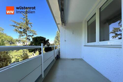 Balkon - Sonnige, großzügige 2,5-Zimmer-Wohnung mit Blick ins Grüne