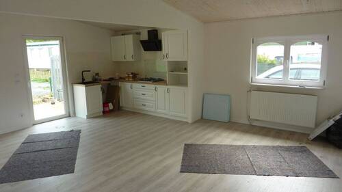 Wohnzimmer mit offener Küche - 