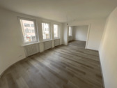 Wohnzimmer - Geräumige 4-Zimmer-Wohnung mit Balkon!