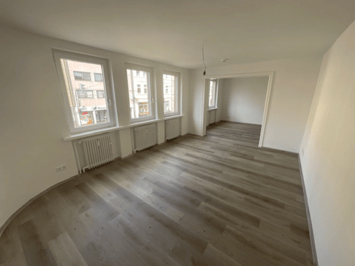 Wohnzimmer - Geräumige 4-Zimmer-Wohnung mit Balkon!