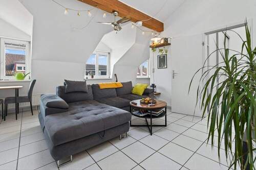 Wohnzimmer - 2 Zimmer Etagenwohnung zum Kaufen in Karlsruhe