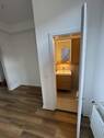 Blick von Küche ins Bad - 3 Zimmer Etagenwohnung in Hannover