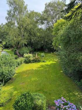 Ausblick in Garten - Großzügige 3 Zi. DG-Wohnung mit ausgebautem großen Spitzboden und eigenem Garten
