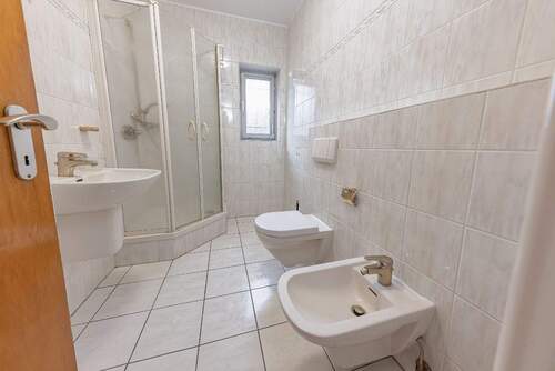 OG: Tageslichtbad mit Dusche - 